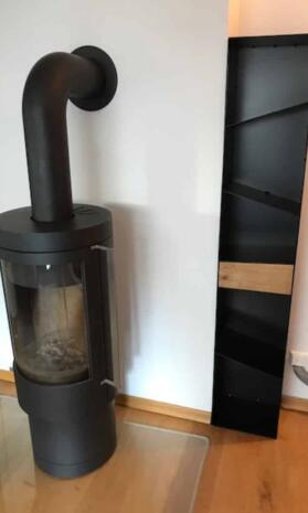 kaminholzregal-metall-aussen-innen-mit-rueckwand-holz-aufbewahrung-regal-schwarz-stahl-design-modern-mit-rueckwand-mikado-005