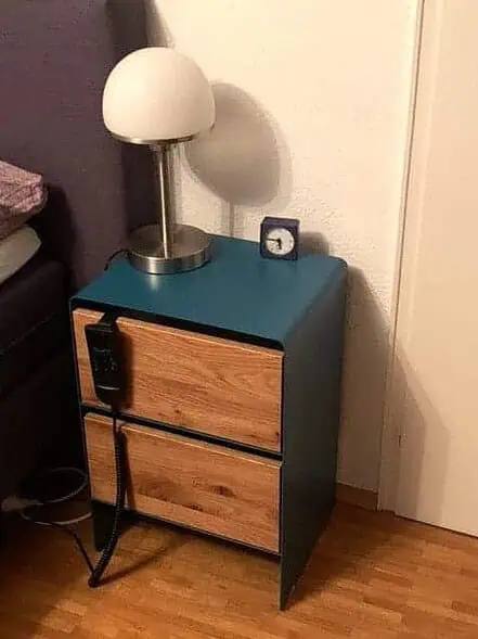 nachttisch-fuer-boxspringbett-nachtschrank-blau-gruen-nachtkaestchen-nachtkommode-holz-eiche-metall-modern-design-massivholz-wildeiche-mit-schubladen-schlafzimmer