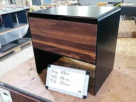 stahlzart-nachttisch-aari-schwarz-holz-metall-modern-design-massivholz-nussbaum-industrial-mit-schublade-designermoebel-stahlzart-now-nr64