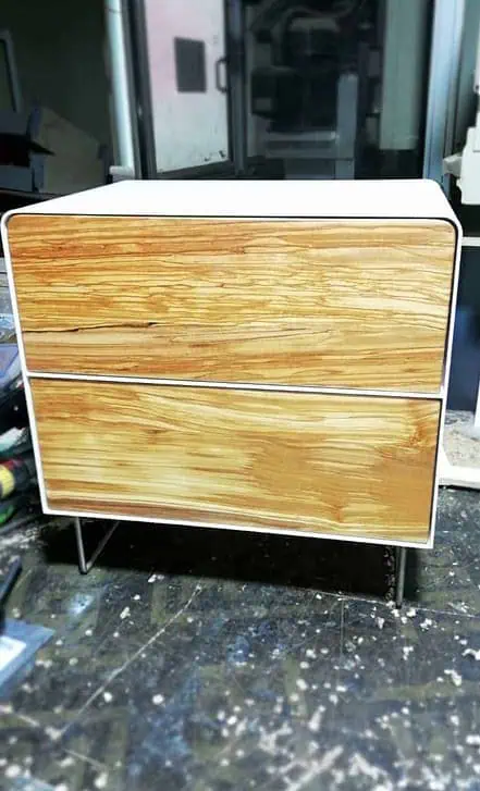 nachttisch-weiss-holz-massivholz-metall-design-modern-mit-schublade-mit-fuessen-fly-high-5-spezial