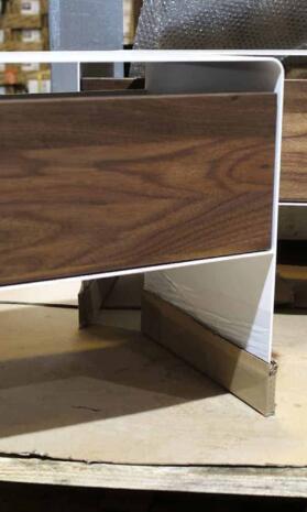 nachttisch-weiss-holz-metall-modern-design-massivholz-nussbaum-stahl-mit-schublade-nachtkaestchen-aari