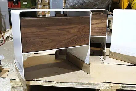 nachttisch-weiss-holz-metall-modern-design-massivholz-nussbaum-stahl-mit-schublade-nachtkaestchen-aari