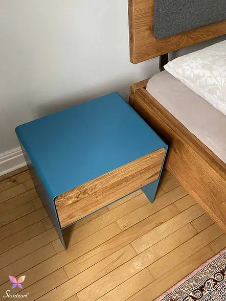 stahlzart-nachttisch-holz-eiche-metall-design-modern-massivholz-wildeiche-enzianblau-schlafzimmer-interior-aari-detail
