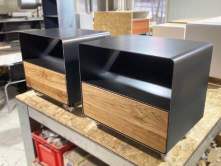nachttisch-nachtkonsole-nachtschrank-schwarz-nachtkaestchen-nachtkommode-grau-holz-eiche-metall-modern-design-massivholz-wildeiche-mit-schublade-rollen-stahlzart-m.a.m.-1