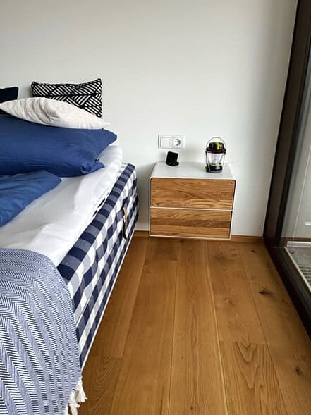 nachttisch-haengend-weiss-eiche-holz-mit-2-schubladen-bett-metall-design-massivholz-astfrei-modern-schlafzimmer-designer-moebel-stahlzart-fly-high-5