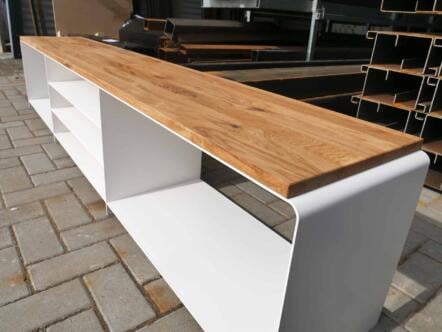 lowboard-weiss-tv-holz-eiche-modern-design-metall-industrial-massivholz-wildeiche-minimalistisch-stahl-merapi-1