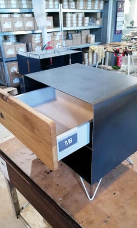 nachttisch-schwarz-grau-holz-eiche-metall-modern-design-industrial-massivholz-wildeiche-mit-schublade-schlafzimmer-schwarzstahl-rohstahl-stahlzart-fly-high-3
