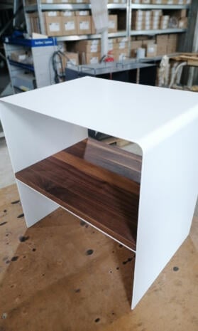 stahlzart-now-moebel-beistelltisch-weiss-holz-nussbaum-metall-modern-design-wohnzimmer-massivholz-stahl-minimalistisch-nachhaltig