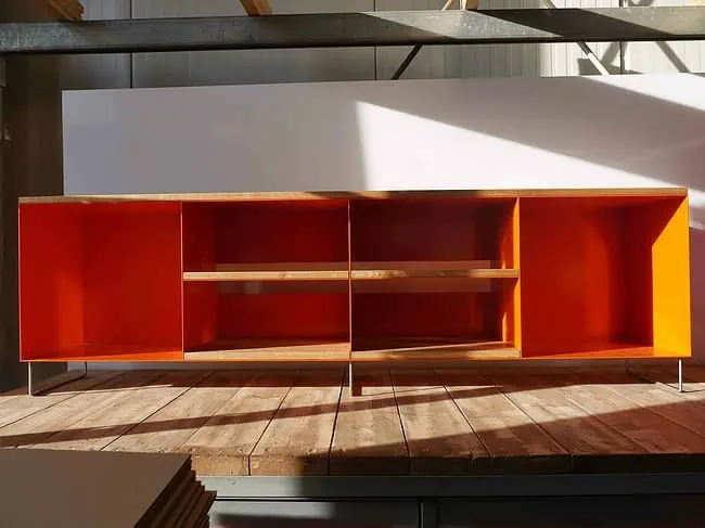 tv-sideboard-holz-eiche-metall-modern-design-industrial-massivholz-wildeiche-designermoebel-orange-mit-6-offenen-faecheren-minimalistisch-wohnzimmer-stahlzart