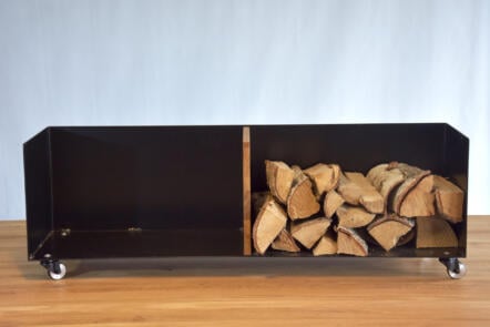 kaminholzregal-metall-innen-schwarz-mit-rueckwand-auf-rollen-modern-design-wohnzimmer-brennholzregal-verschiebbare-trennwand-holz-eiche-stahlzart-magic-3