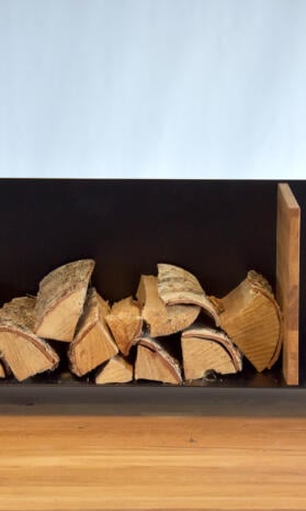 kaminholzregal-metall-innen-schwarz-mit-rueckwand-modern-design-wohnzimmer-brennholzregal-kaminholz-aufbewahrung-trennwand-holz-eiche-magnetisch-verschiebbar-stahlzart-magic-3