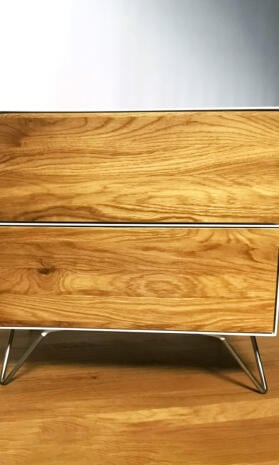 nachttisch-weiss-eiche-holz-metall-rund-modern-design-2-schubladen-silber-industrial-wildeiche-massivholz-schlafzimmer-hairpin-legs-edelstahl-stahlzart-fly-high-5