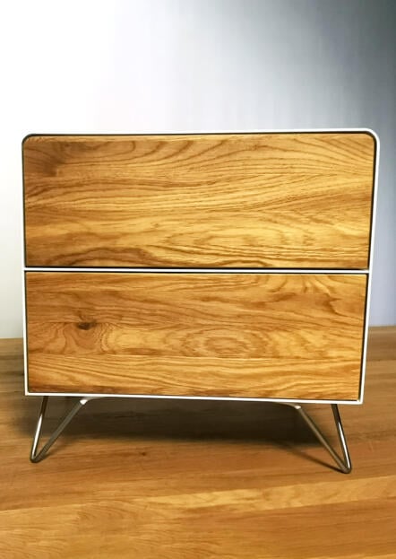 nachttisch-weiss-eiche-holz-metall-rund-modern-design-2-schubladen-silber-industrial-wildeiche-massivholz-schlafzimmer-hairpin-legs-edelstahl-stahlzart-fly-high-5