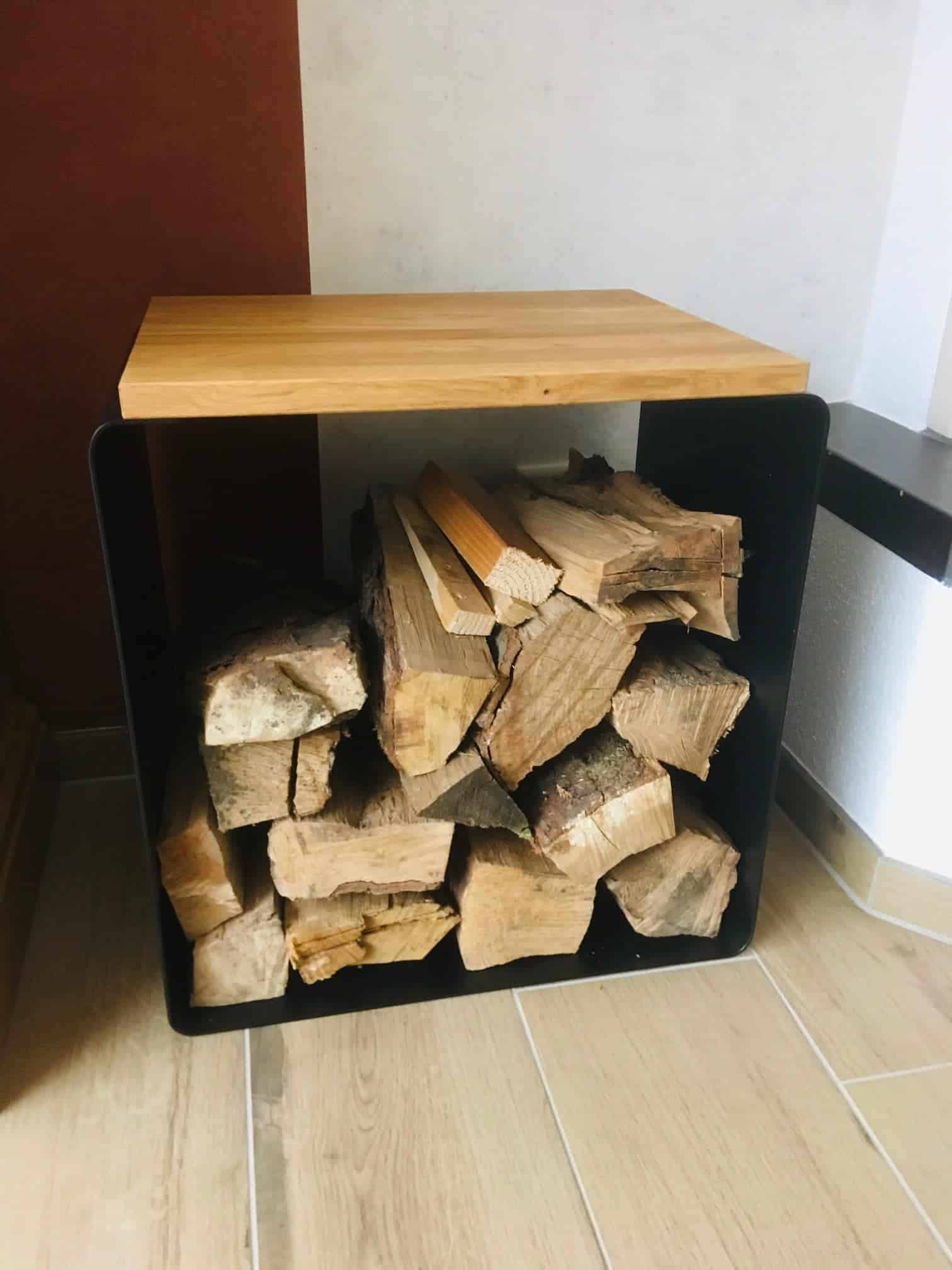 hocker-schwarz-holz-eiche-astfrei-modern-design-kaminholz-aufbewahrung-wohnzimmer-massivholz-stahl-minimalistisch-nachhaltig