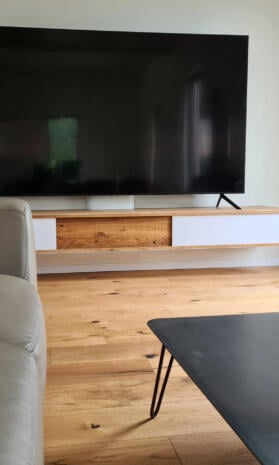 tv-lowboard-haengend-weiss-eiche-holz-modern-massiv-design-kabelfuehrung-massivholz-schmal-echtholz-industrial-wohnzimmer-couchtisch-tv-moebel-prototyp-stahlzart