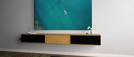 lowboard-tv-haengend-holz-schwarz-eiche-metall-modern-massivholz-industrial-design-wohnzimmer-mit-schiebetueren-wildeiche-stahlzart-flow