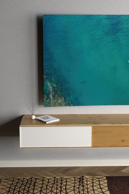 lowboard-weiss-tv-haengend-holz-eiche-massiv-metall-modern-massivholz-industrial-style-design-wohnzimmer-mit-schiebetueren-wildeiche-stahlzart-flow