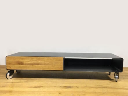 lowboard-tv-holz-schwarz-eiche-massiv-modern-metall-massivholz-grau-industrial-design-wohnzimmer-120cm-breit-wildeiche-mit-rollen-schublade-fach-offen-hollywood-1-stahlzart