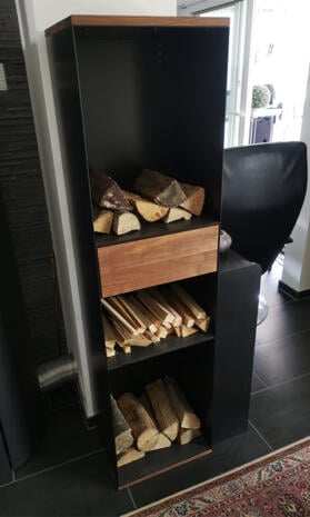 kaminholzregal-innen-metall-mit-rueckwand-bauen-modern-wohnzimmer-design-stahl-wand-schwarz-mit-schublade-schmal-hoch-nach-mass-stahlzart-p29