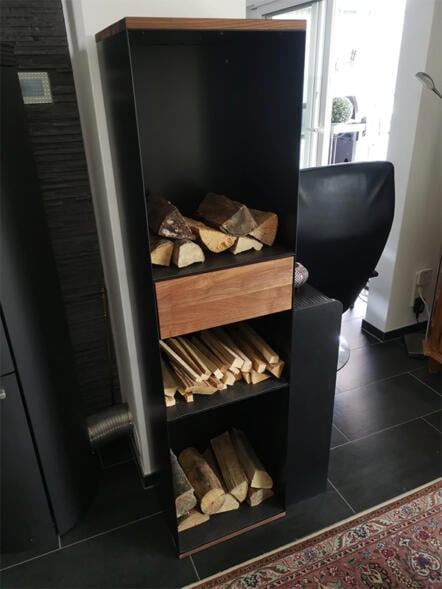 kaminholzregal-innen-metall-mit-rueckwand-bauen-modern-wohnzimmer-design-stahl-wand-schwarz-mit-schublade-schmal-hoch-nach-mass-stahlzart-p29
