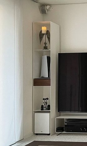 kaminholzregal-innen-metall-rueckwand-bauen-modern-wohnzimmer-design-holz-stahl-wand-weiss-mit-nussbaum-schublade-stahlzart-classic-056