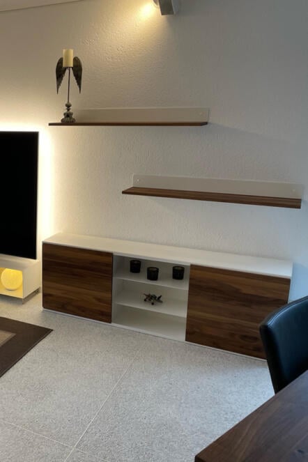 regal-haengend-metall-weiss-2er-set-decke-holz-fenster-glaeser-wohnzimmer-sideboard-industrial-flur-wand-design-massivholz-nussbaum-stahlzart-linea-1