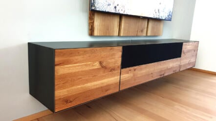 tv-lowboard-haengend-240-cm-modern-holz-eiche-massiv-design-schwarz-kabelfuehrung-massivholz-wildeiche-grau-industrial-breit-hifi-schubladen-wohnzimmer-akustikstoff-tuer-stahlzart