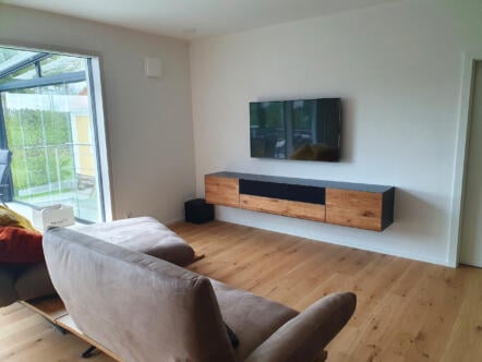 tv-lowboard-haengend-240-cm-modern-holz-eiche-massiv-design-schwarz-kabelfuehrung-massivholz-wildeiche-grau-industrial-stahl-breit-hifi-schubladen-wohnzimmer-sofa-akustikstoff-klappe-stahlzart