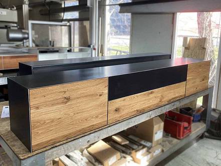 tv-lowboard-haengend-240-cm-modern-holz-eiche-massiv-design-schwarz-kabelfuehrung-massivholz-wildeiche-grau-industrial-style-breit-hifi-schubladen-wohnzimmer-akustikstoff-klappe-stahlzart