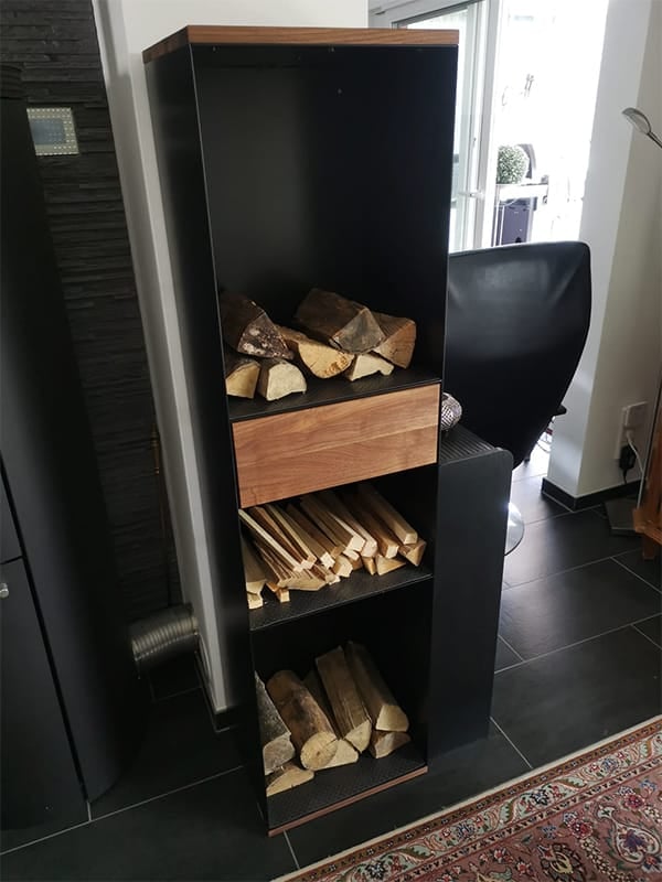 kaminholzregal-innen-metall-mit-rueckwand-bauen-modern-wohnzimmer-design-stahl-wand-schwarz-mit-schublade-schmal-hoch-nach-mass-stahlzart-p29