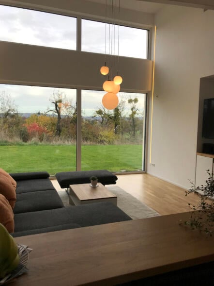 stahlzart-couchtisch-linea-weiss-holz-metall-eiche-modern-design-mit-stauraum-wohnzimmer-interior-minimalist