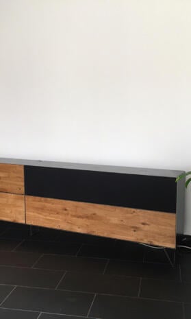 stahlzart-sideboard-nach-mass-schwarz-eiche-tv-metall-modern-grau-industrial-massivholz-design-extravagant-wildeiche-mit-klappen-akustikvlies-soundbar-3m-breite-hairpin-legs