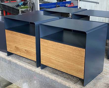 nachttisch-anthrazit-grau-holz-eiche-metall-modern-design-mit-schublade-1-offenes-fach-massivholz-wildeiche-2er-set-schlafzimmmer-designermoebel-aari-2-stahlzart