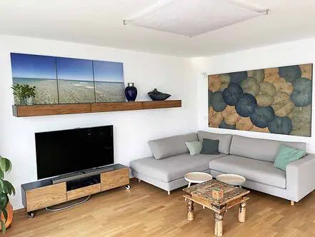 lowboard-tv-haengend-holz-eiche-schwarz-grau-modern-design-industrial-metall-massivholz-wildeiche-wohnzimmer-mit-schubladen-klappen-rollen-sofa-cigar-3-dot-1-stahlzart