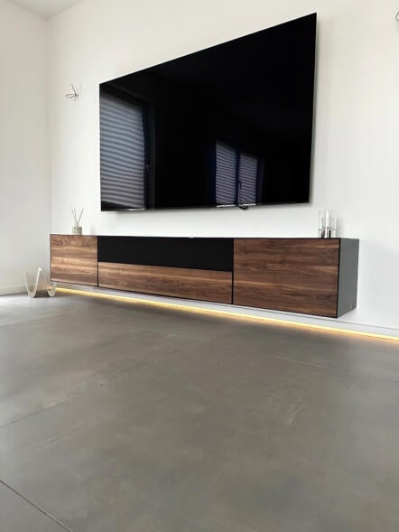 tv-lowboard-haengend-240-cm-modern-holz-nussbaum-schoene-maserung-design-schwarz-kabelfuehrung-massivholz-industrial-breit-hifi-wohnzimmer-akustikstoff-klappe-minimalistisch-stahlzart